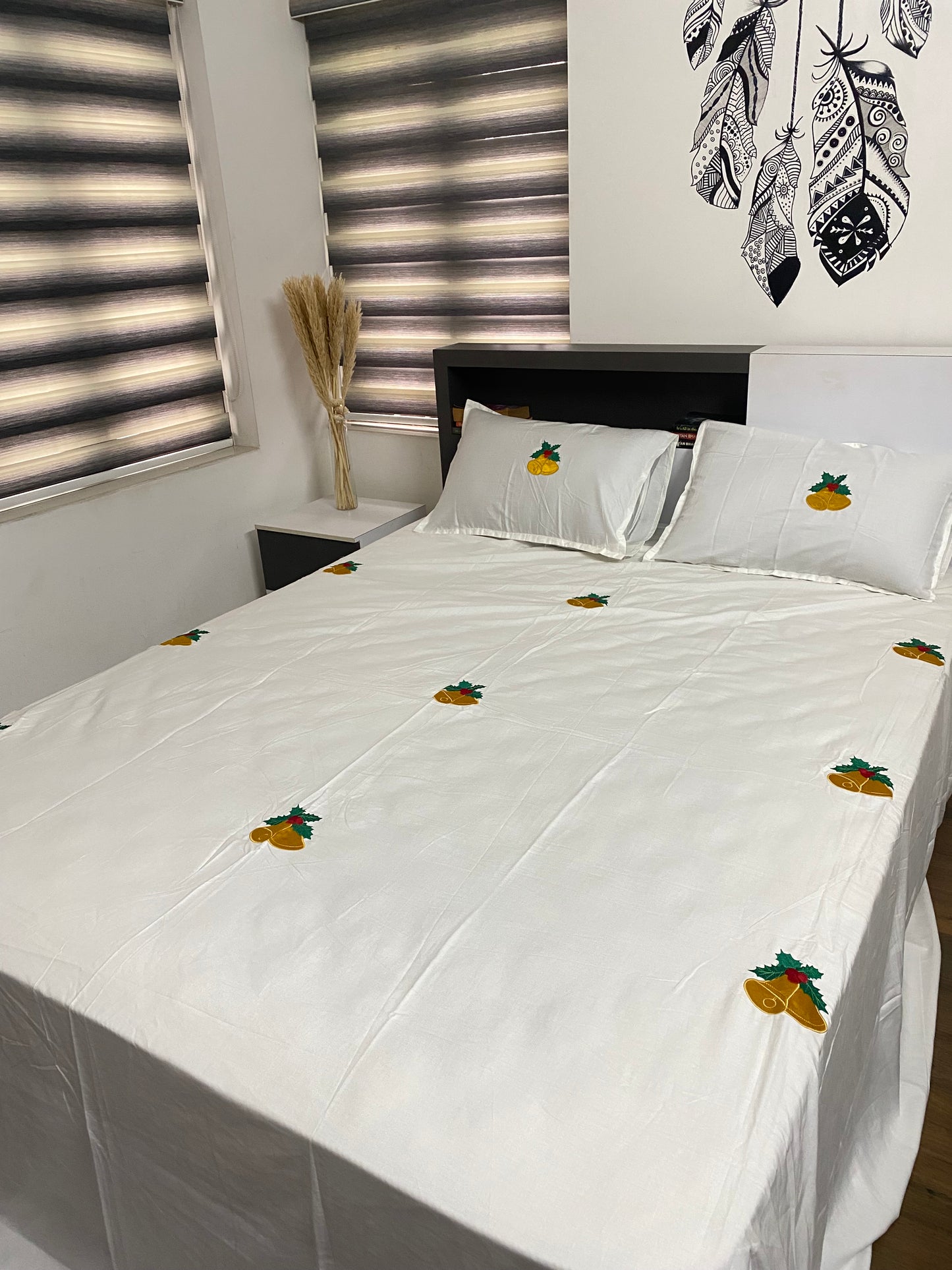 Jingle bells - white - embroidered bedsheet - King