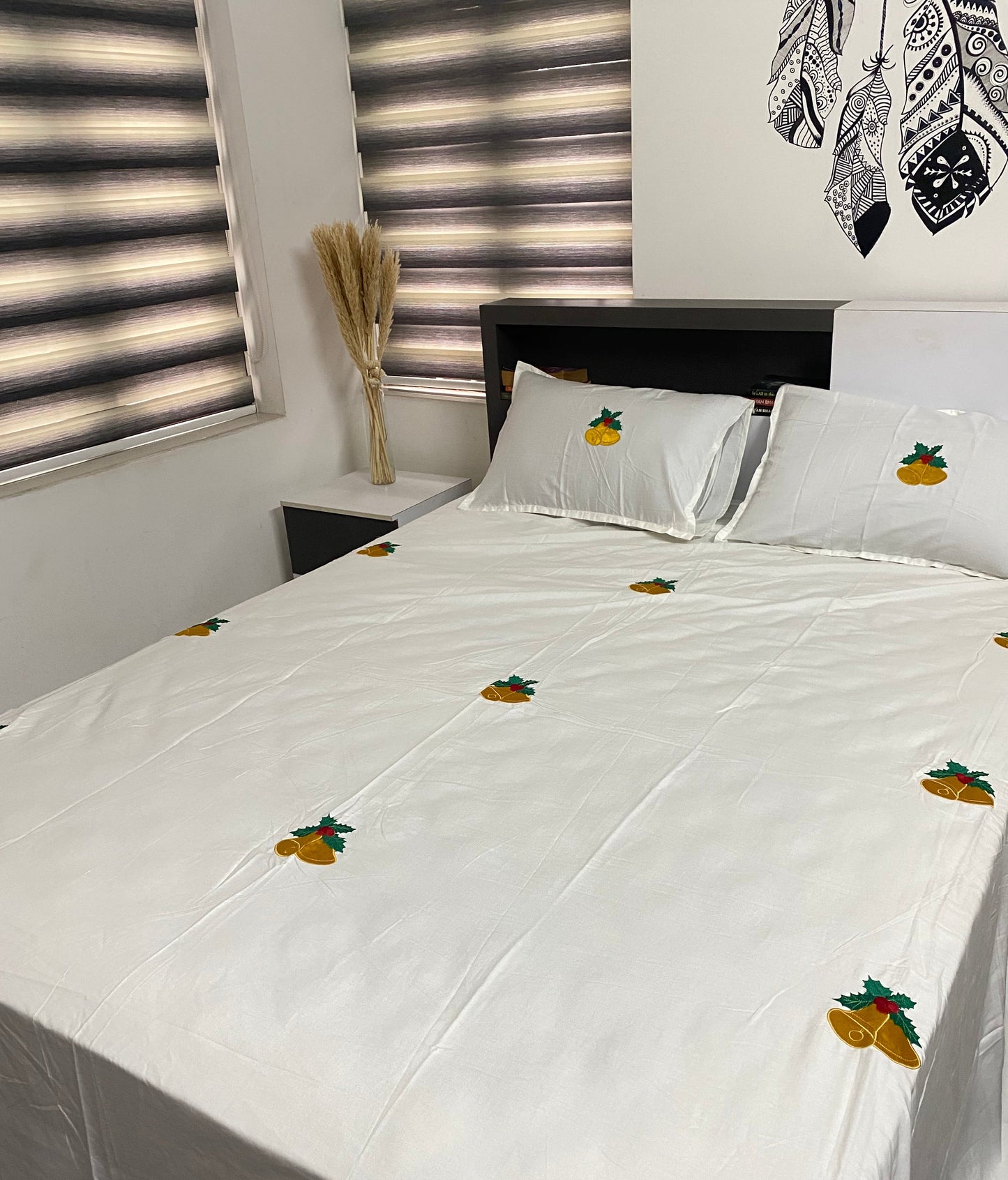 Jingle bells - white - embroidered bedsheet - King