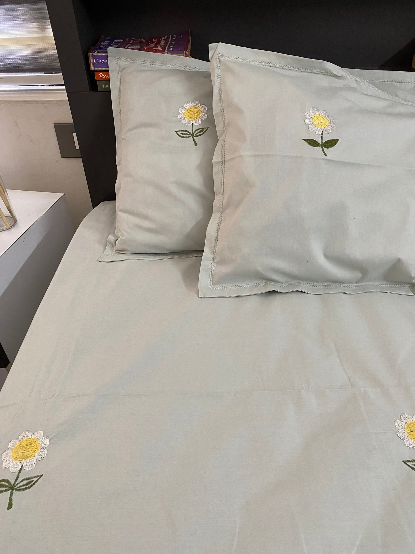 Daisy embroidered bedsheet - King