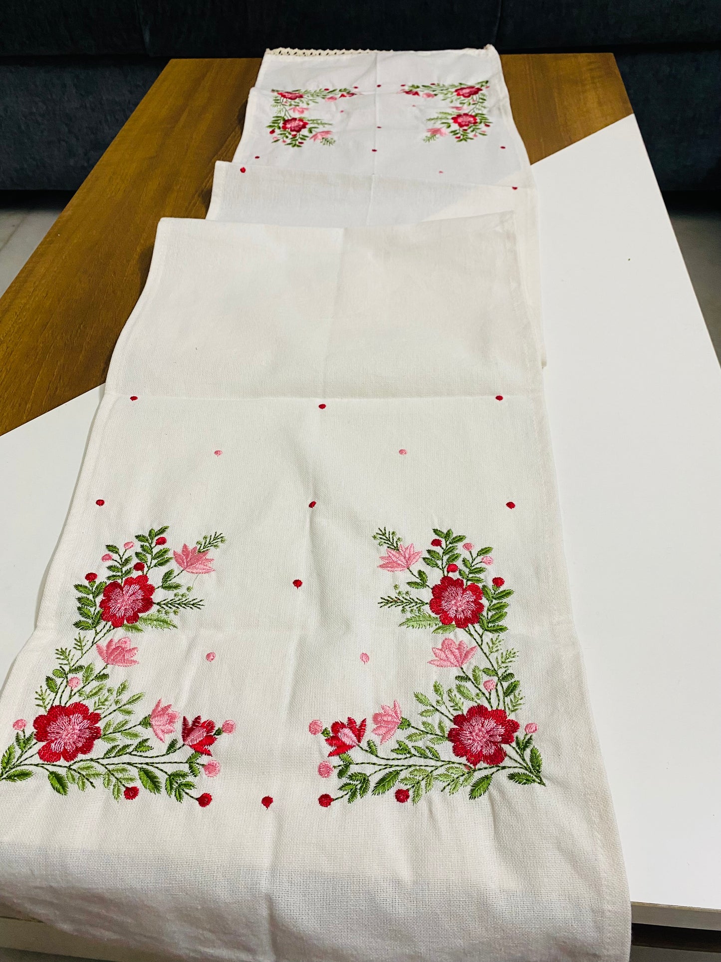 Floral embroidered runner - 60x13