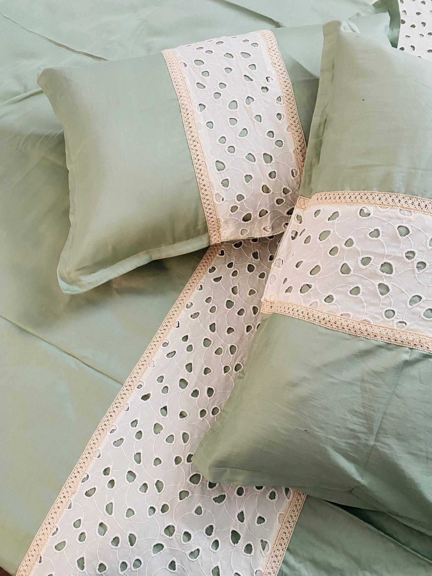 Hacoba applique with lace detailing- King