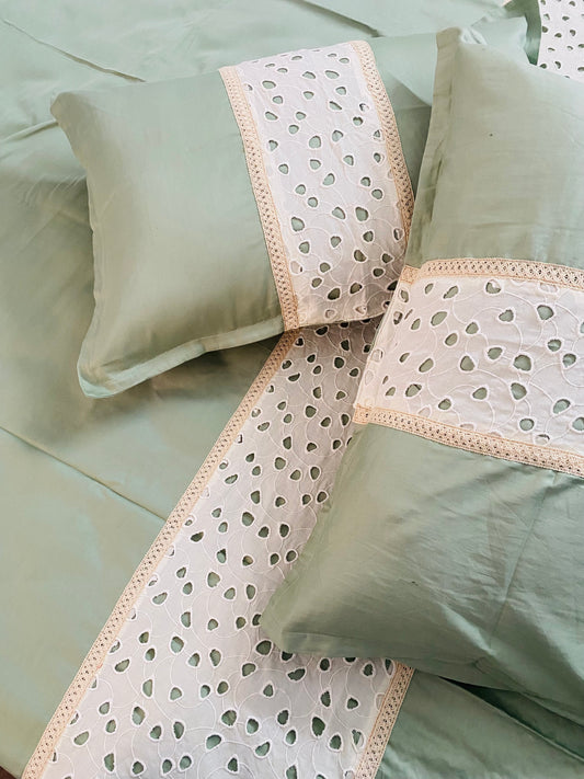 Hacoba applique with lace detailing- King