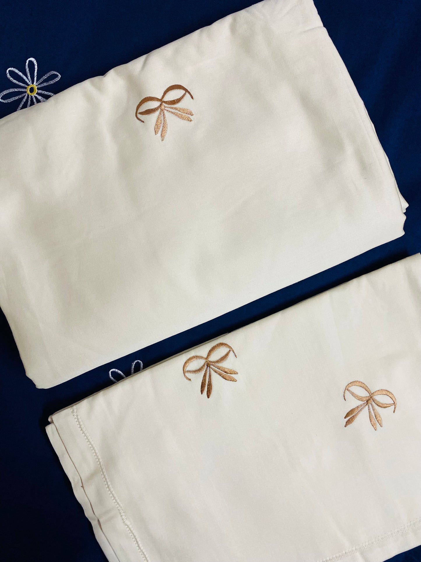 Bow embroidered bedsheet -king
