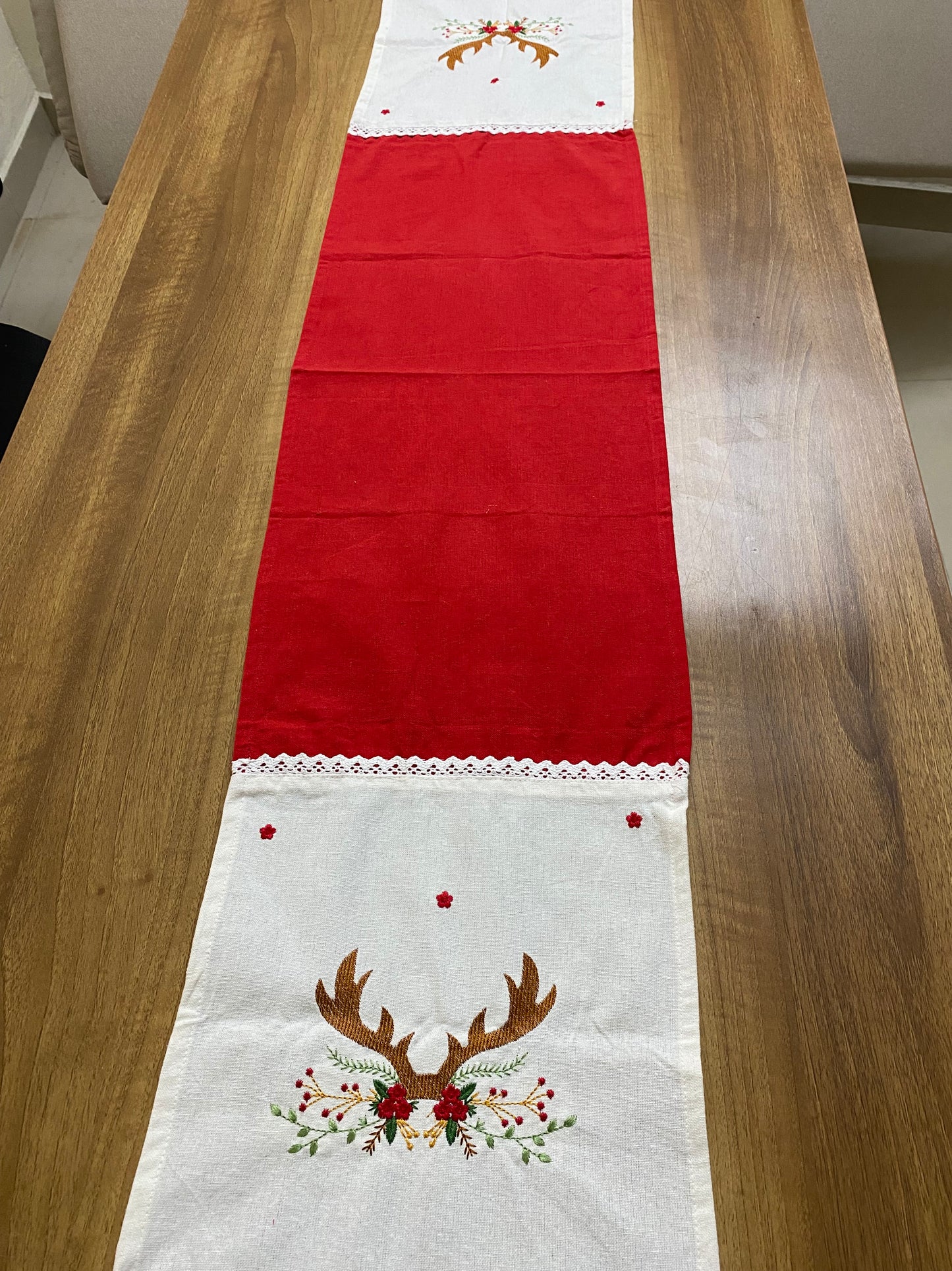 Reindeer charm - embroidered runner