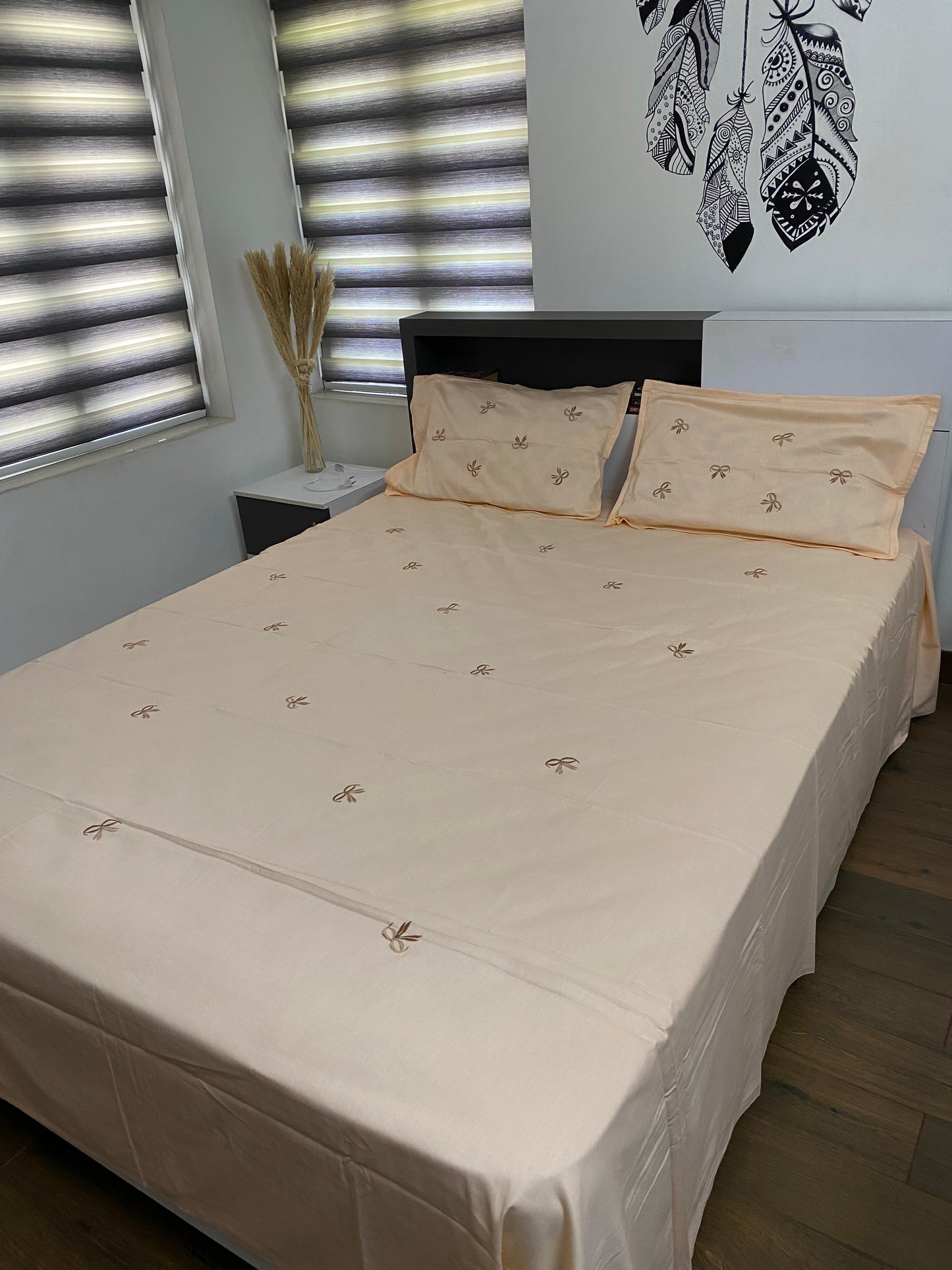 Bow embroidered bedsheet -king