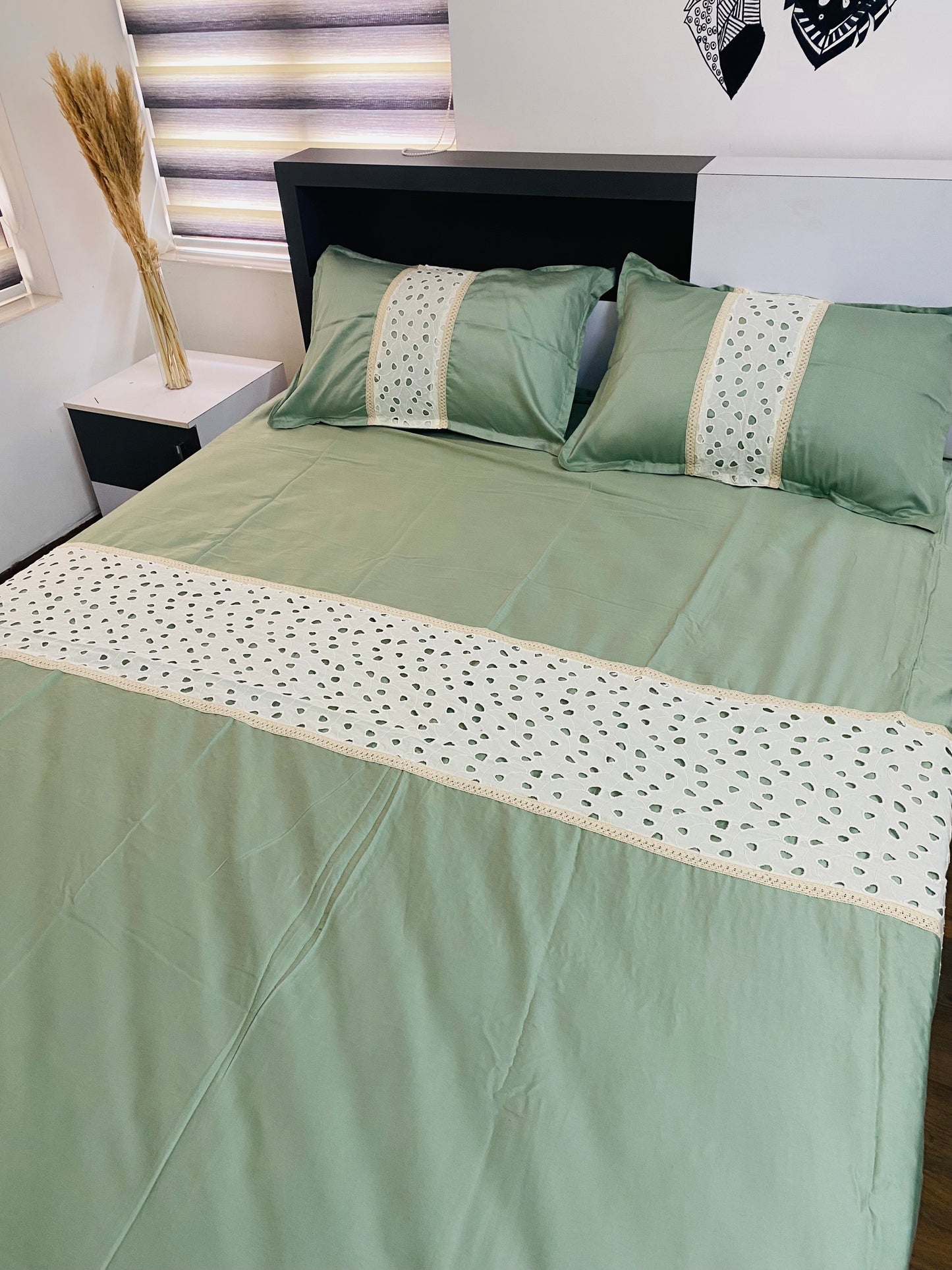 Hacoba applique with lace detailing- King