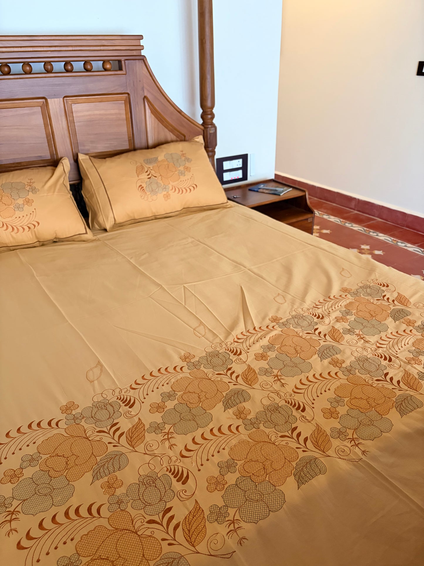 400 TC embroidered bedsheet -King