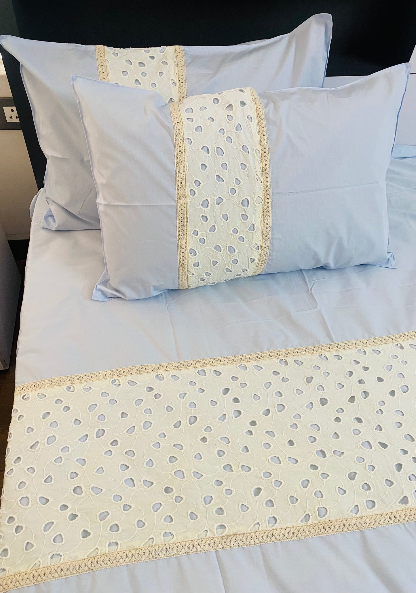 Hacoba applique with crochet lace detailing - King