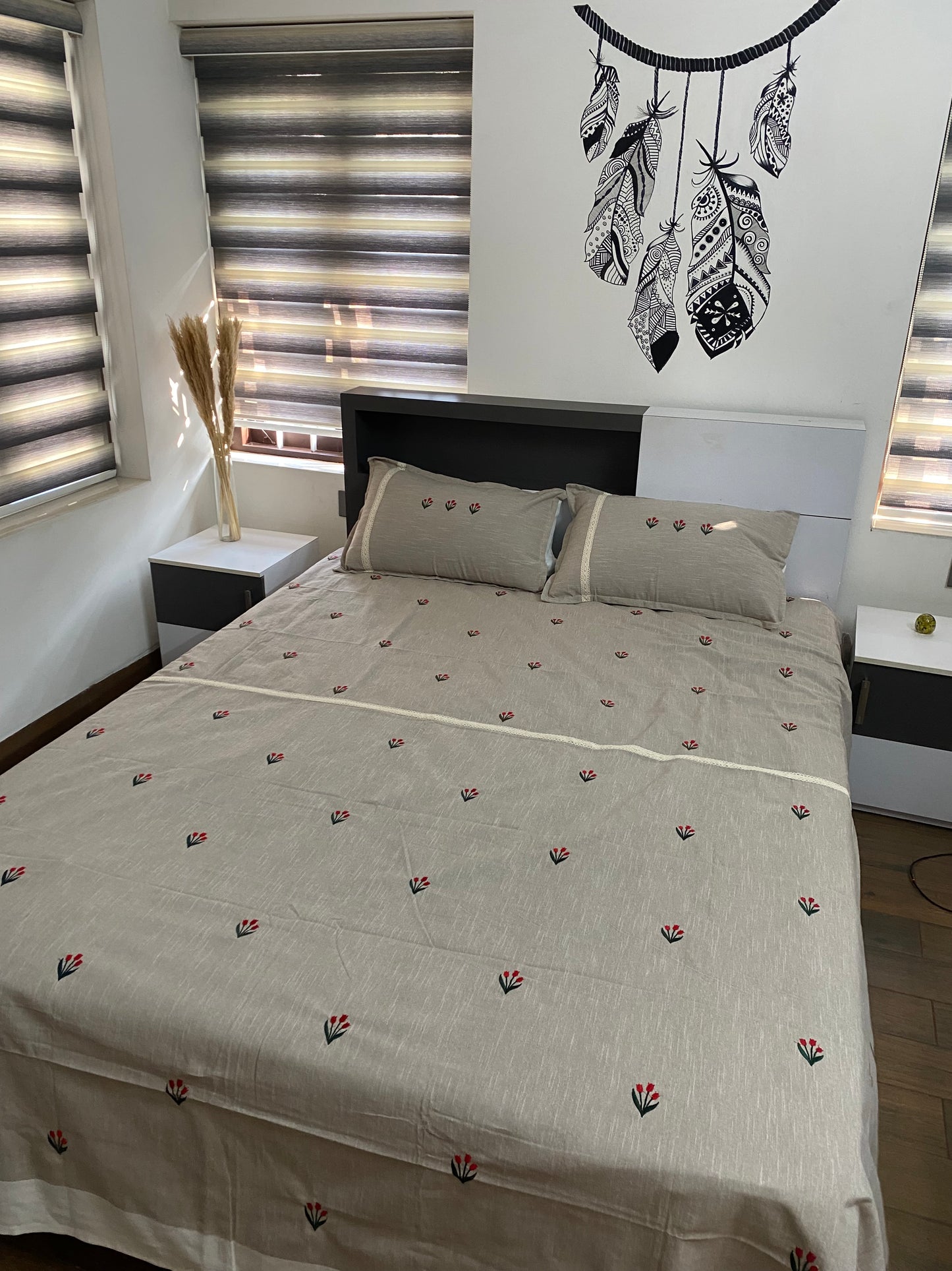 Embroidered bedsheet - Queen