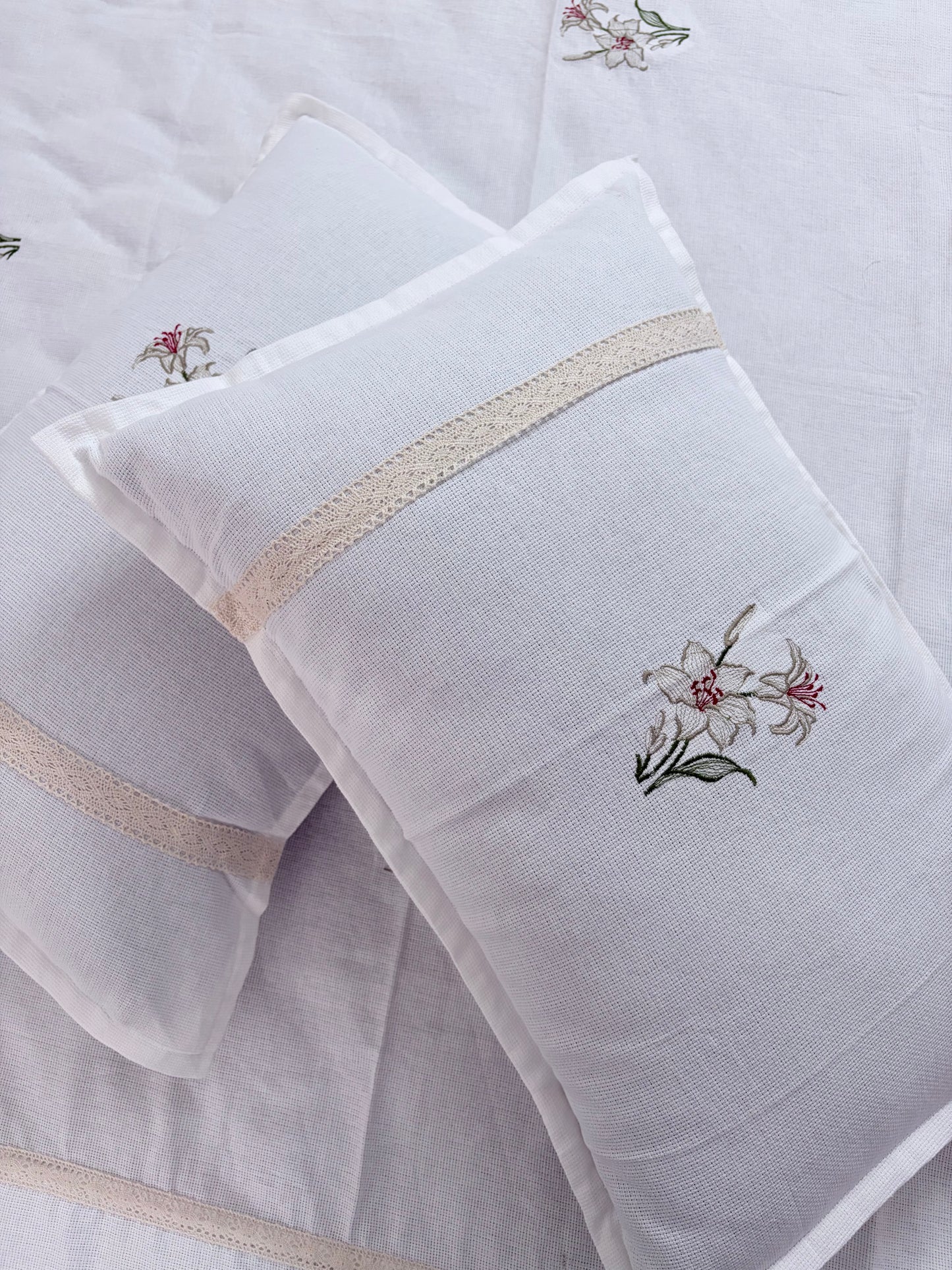 Lily bloom - embroidered bedsheet Queen