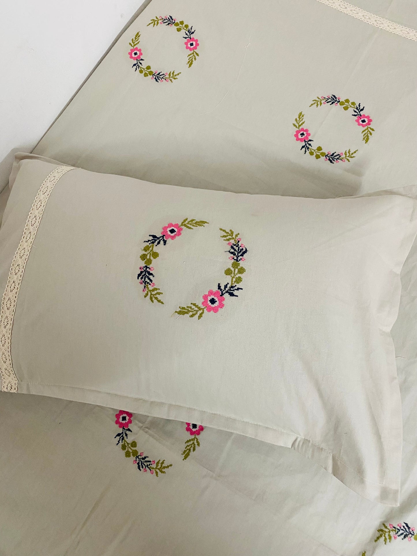 Spring Wreath - single embroidery bedsheet