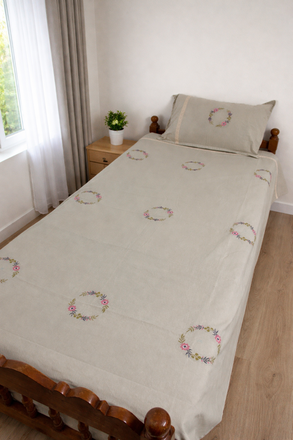 Spring Wreath - single embroidery bedsheet