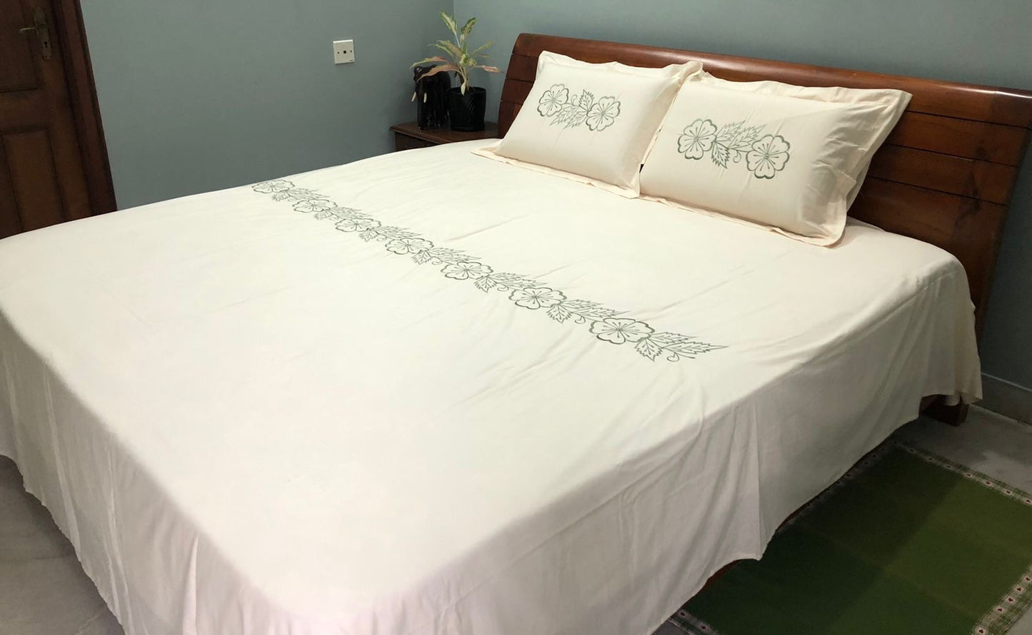 Ivory Vine - cotton embroidered bedsheet - King