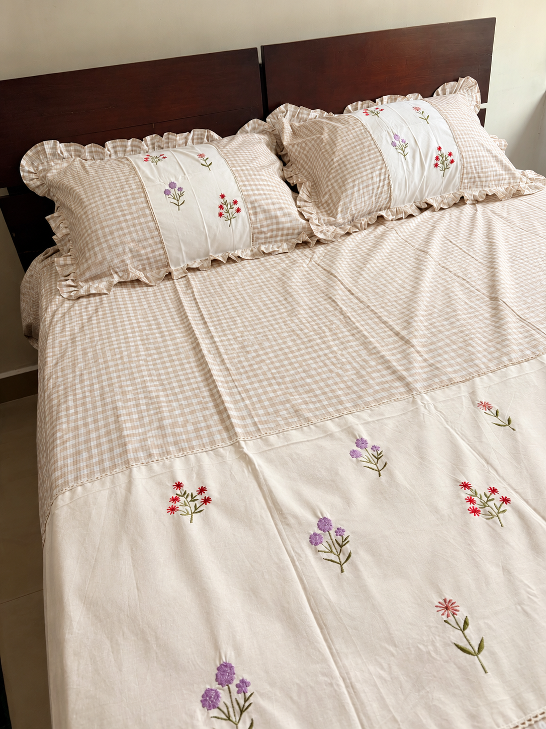 Gingham grace - Embroidered king size bedsheet