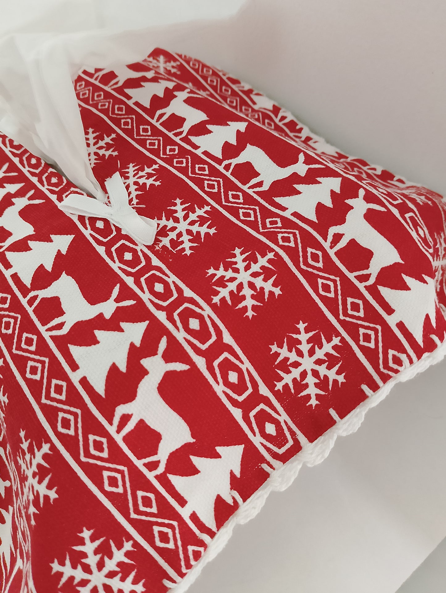 Printed tissue box cover with crochet border